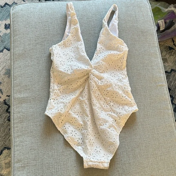 NEW Juillet x Free People Olivia white broderie twist front deep V swimsuit - Picture 6 of 9